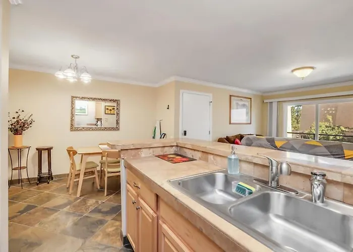 Cozy Near Downtown Shared Pool And Hot Tub Holiday home *