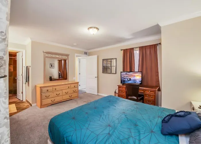 Cozy Near Downtown Shared Pool And Hot Tub Holiday home