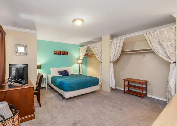 Cozy Near Downtown Shared Pool And Hot Tub *