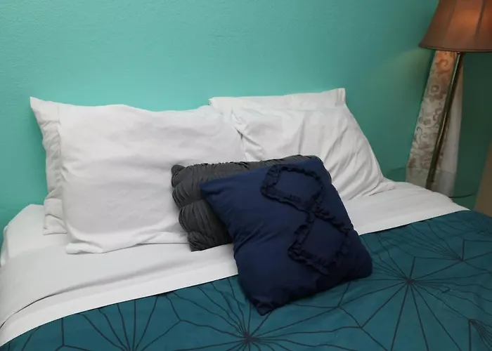 Cozy Near Downtown Shared Pool And Hot Tub Holiday home *