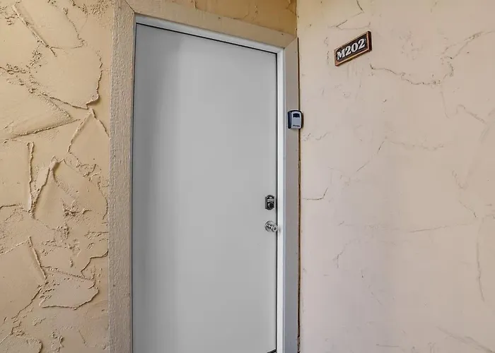 Cozy Near Downtown Shared Pool And Hot Tub