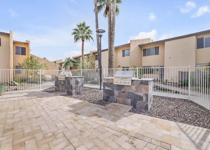 Cozy Near Downtown Shared Pool And Hot Tub *